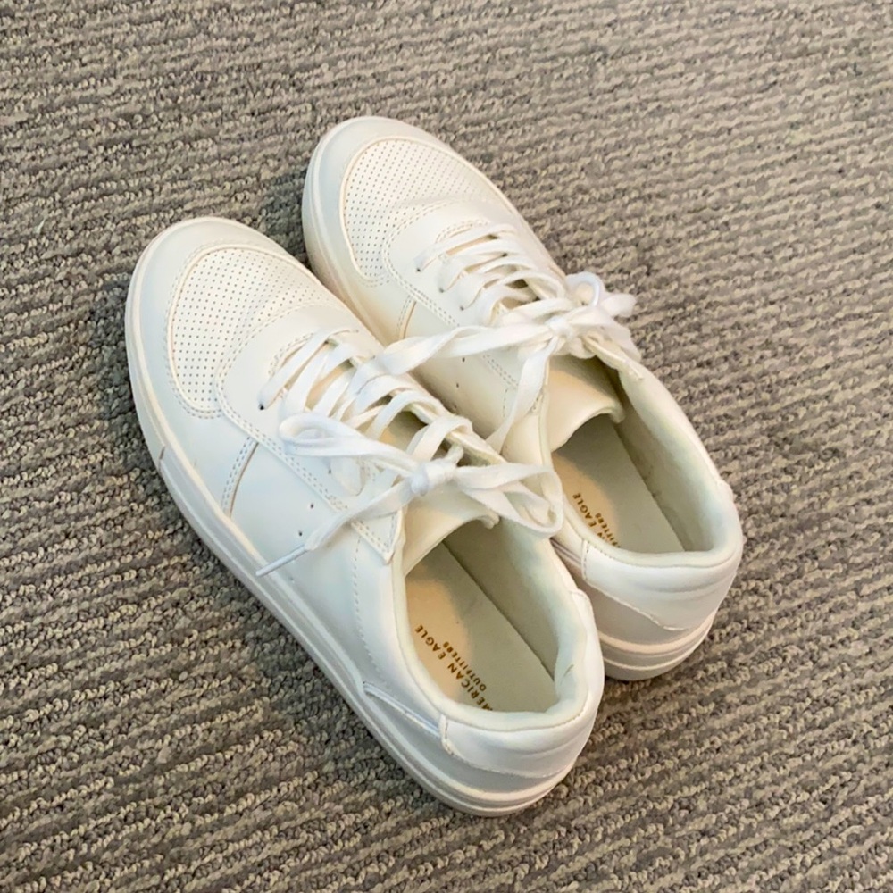 White tennis shoes